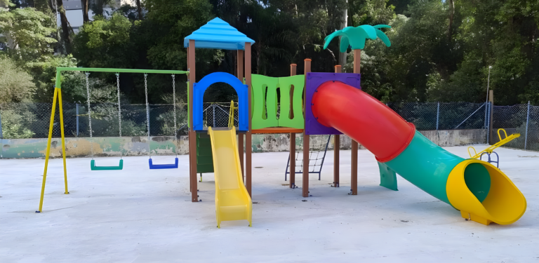 Playground infantil completo com escorregador tubo e balanços para condomínio e escola com alta durabilidade